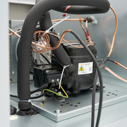 Réfrigérateur Maxima en acier inoxydable de 600 L avec 3 étagères réglables et roulettes, vue de face avec portes fermées.