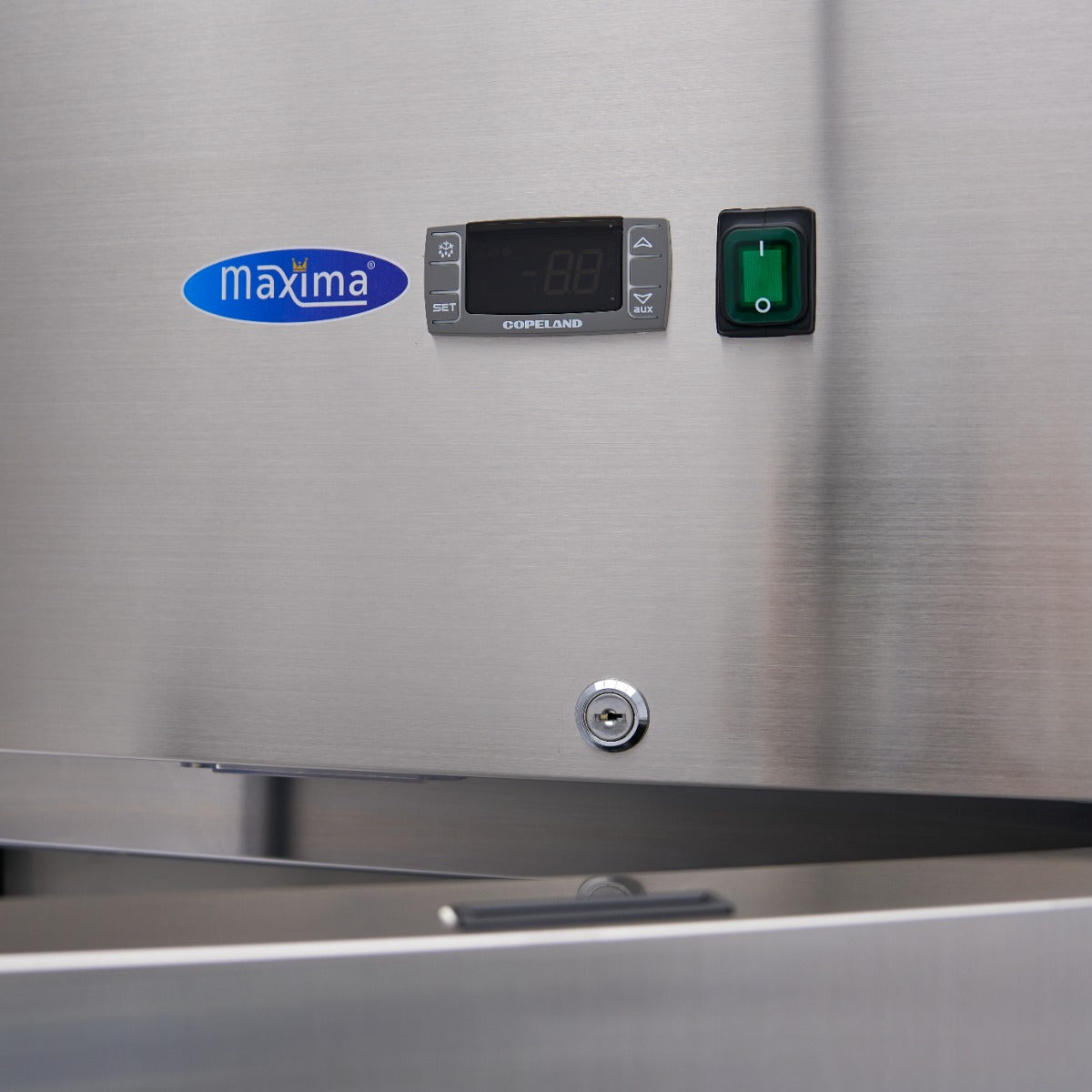 Réfrigérateur en acier inoxydable Maxima de 600 L avec 3 étagères réglables, sur roulettes, capacité 2/1 GN.