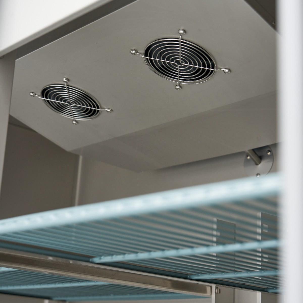Réfrigérateur Maxima 2 portes en acier inoxydable, 1200 L, 6 étagères réglables, sur roulettes.