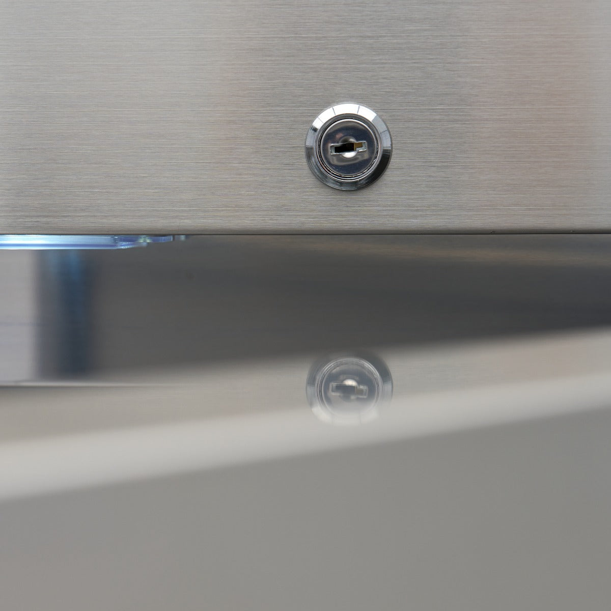 Réfrigérateur Maxima 2 portes en acier inoxydable avec 6 étagères réglables, capacité 1200 L, sur roulettes.