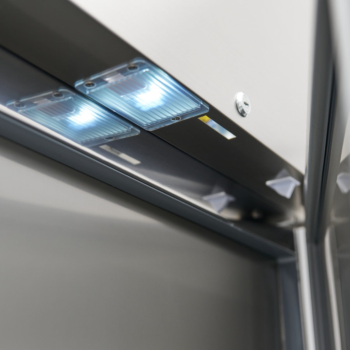 Réfrigérateur Maxima 2 portes en acier inoxydable, 1200 L, 6 étagères réglables, sur roulettes, design moderne et pratique.