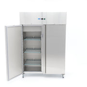 Réfrigérateur Maxima 2 portes en acier inoxydable, 800 L, avec 6 étagères réglables et roulettes pour facilités de déplacement.