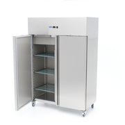 Réfrigérateur Maxima 2 portes en acier inoxydable avec 6 étagères réglables et roulettes, capacité de 800 L.