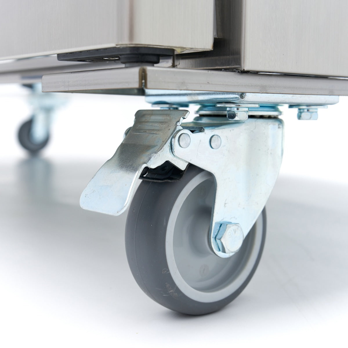Réfrigérateur Maxima 2 portes en acier inoxydable, 800 L, 6 étagères réglables, sur roulettes, design moderne et pratique.