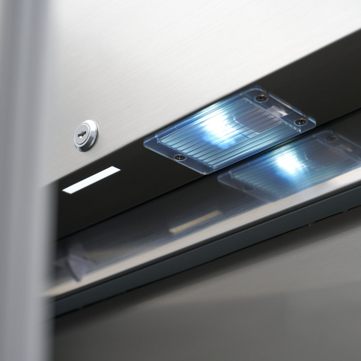 Réfrigérateur Maxima 2 portes en acier inoxydable, 800 L, 6 étagères réglables, sur roulettes pour déplacement facile.