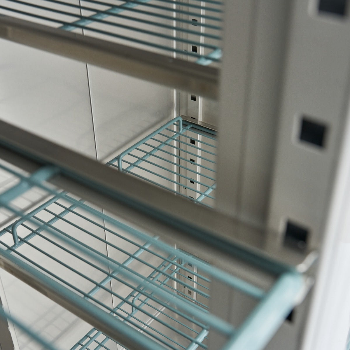 Réfrigérateur Maxima 2 portes en acier inoxydable, 800 L, avec 6 étagères réglables et roulettes.