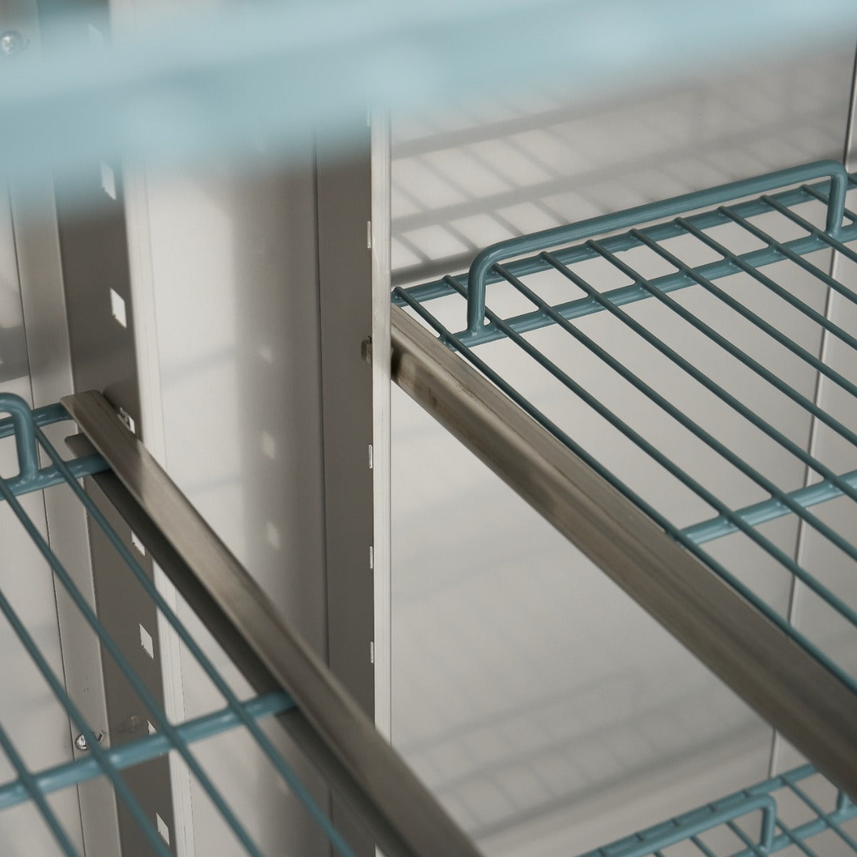 Réfrigérateur Maxima 2 portes en acier inoxydable, 800 L, 6 étagères réglables, sur roulettes, intérieur visible.