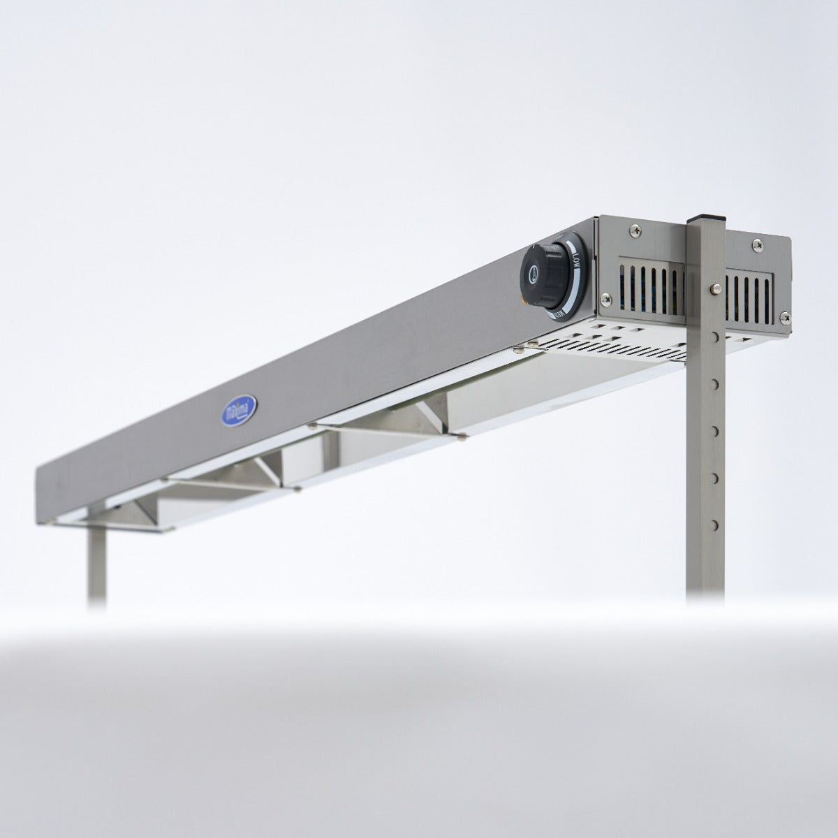 Rampe chauffante Maxima de 122 cm, adaptée à une installation au plafond ou en pose libre, pour chauffage efficace.