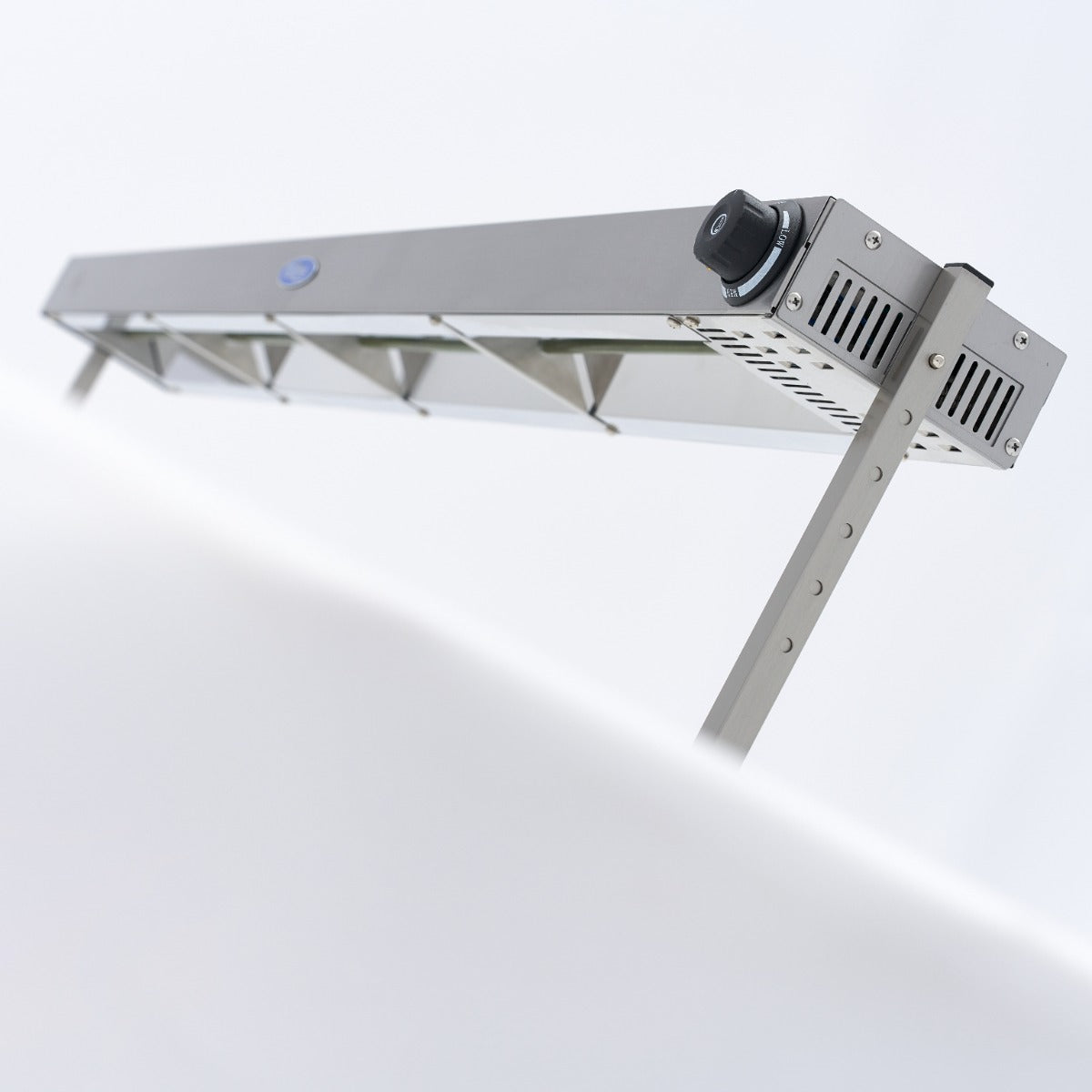 Rampe chauffante Maxima de 152 cm, lampe chauffante pour installation au plafond ou en pose libre, équipée d'éléments chauffants.