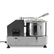 Robot culinaire Maxima de 6L avec divers accessoires, vue en gros plan montrant le bol en acier inoxydable et les lames.