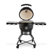 Gril kamado premium de 18 pouces Maxima avec couvercle en céramique, surface de cuisson ronde et poignées en acier inoxydable.