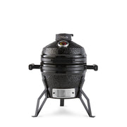 Barbecue kamado premium Maxima de 13 pouces avec surface en céramique noire et poignée en acier sur un support en métal.
