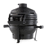 Barbecue kamado premium Maxima de 16 pouces, en céramique noire avec couvercle et poignées en acier, prêt à cuisiner.