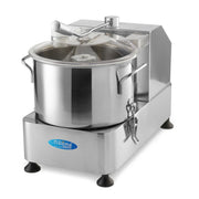 Robot culinaire Maxima de 6 L avec accessoires pour préparation en cuisine, vue de face avec bol et commandes visibles.