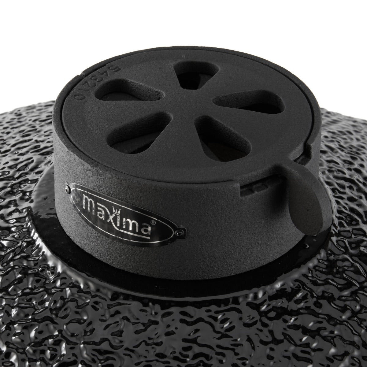 Barbecue kamado premium Maxima de 18 pouces en terre cuite avec couvercle, idéal pour la cuisson en plein air.