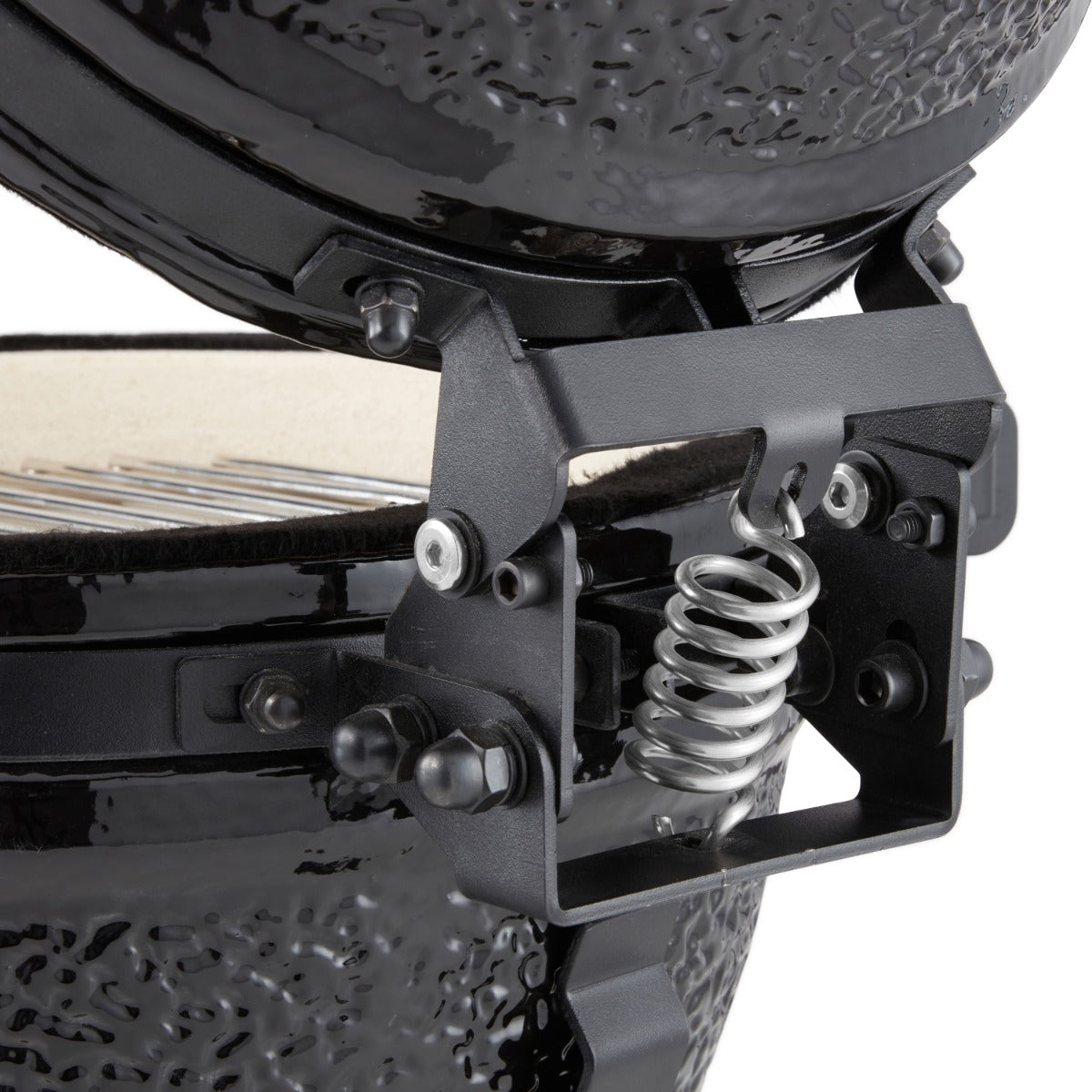 Barbecue kamado Maxima Premium de 13 pouces avec céramique noire, couvercle et poignées en acier inoxydable.