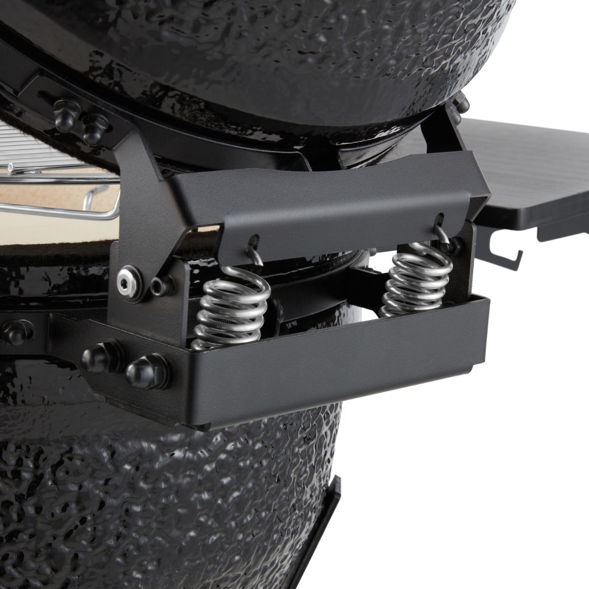 Barbecue Kamado premium Maxima de 22 pouces, en céramique noire avec couvercle et grille de cuisson en acier.