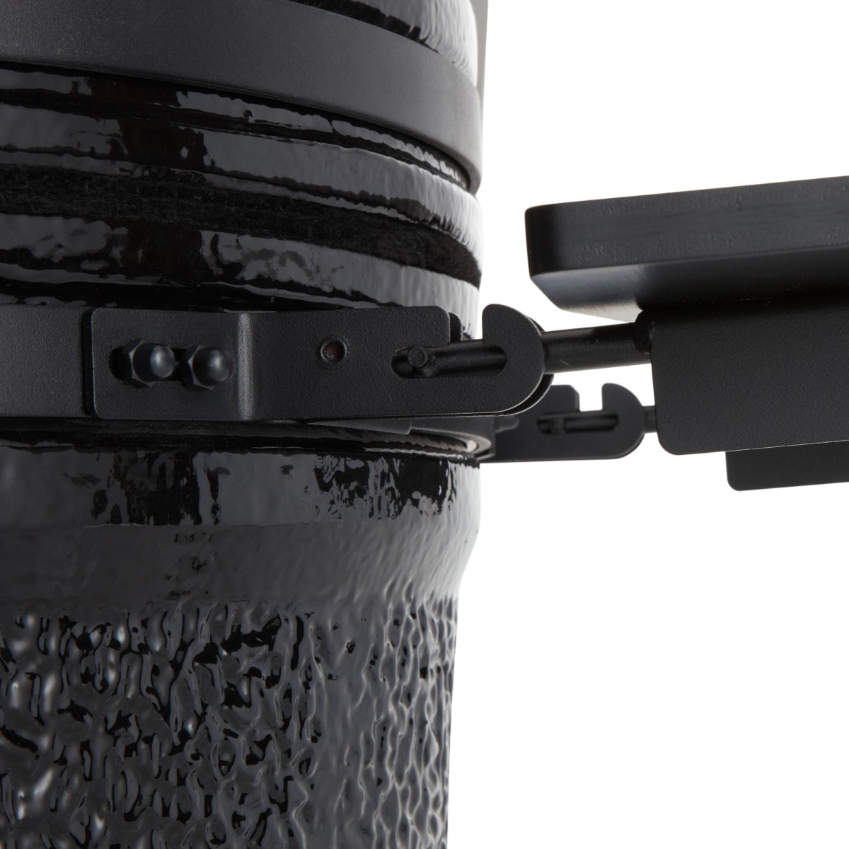 Barbecue kamado premium Maxima de 26 pouces avec surface en céramique noire et poignée en acier, prêt pour la cuisson en plein air.