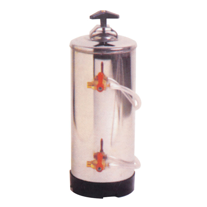 Adoucisseur d'eau en inox 8 litres de la marque Diamond pour bar à café ou salon de thé, dans un environnement professionnel.