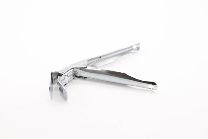 Pince de levage pour grille de barbecue Kamado Maxima, en acier robuste, pour manipuler la grille facilement et en toute sécurité.