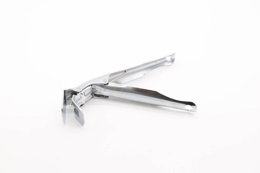 Pince de levage pour grille de barbecue Kamado Maxima, en acier robuste, pour manipuler la grille facilement et en toute sécurité.