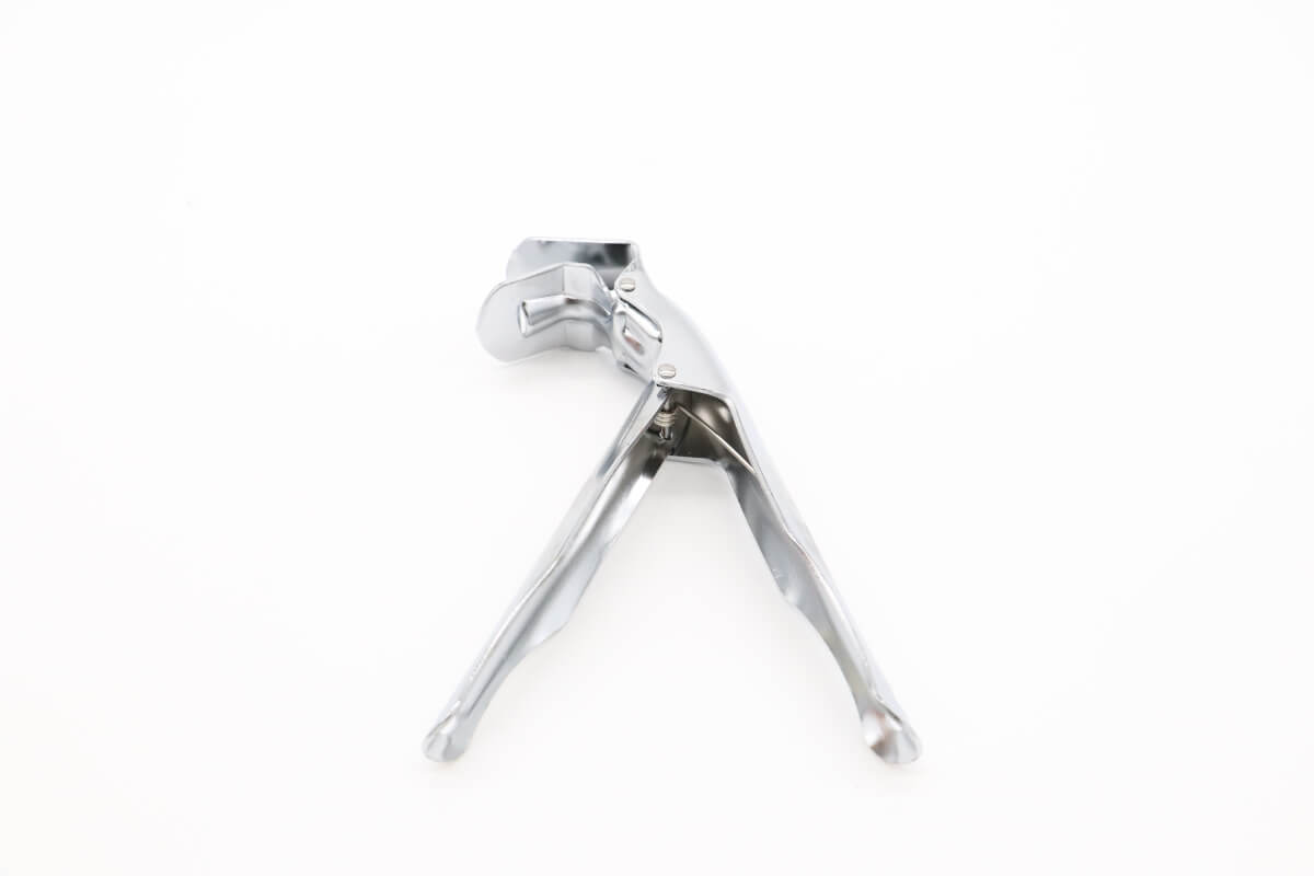 Pince de levage pour grille de barbecue Kamado Maxima, en acier robuste, pour manipuler facilement la grille lors de la cuisson.