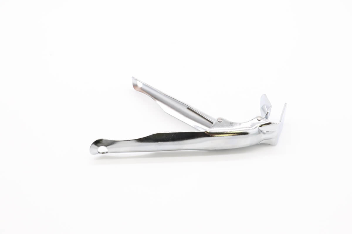 Pince de levage pour grille de barbecue Kamado Maxima, manche en acier robuste et poignée ergonomique pour un levage facile.