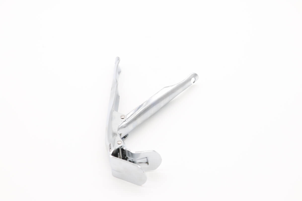 Pince de levage pour grille de barbecue Kamado Maxima, outil robuste en acier pour manipuler la grille facilement.