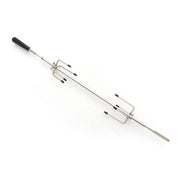 Tournebroche électrique Maxima pour barbecue Kamado, diamètre 66 cm, en action avec support en acier.