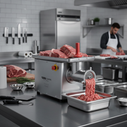 Hachoir à viande professionnel en inox SGS Gastro, capacité 600 kg/h, puissance 2200 W, vue de face avec lame en action