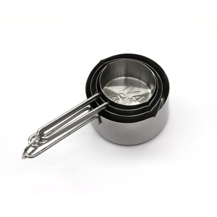 Set de tasses à mesurer en inox Maxima, incluant 60, 80, 125 et 250 ml, disposées sur un plan de cuisine.