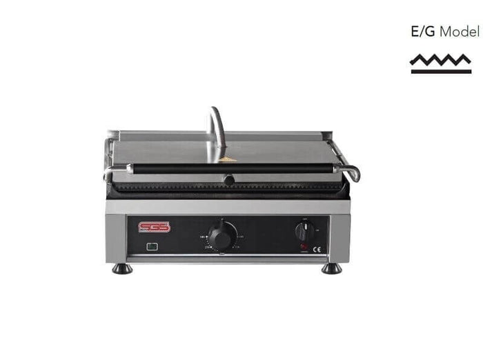 Grill panini SGS Gastro, professionnel rainuré et lisse, avec puissance de 2,5 kW, vue de dessus avec surface grillée et lisse.