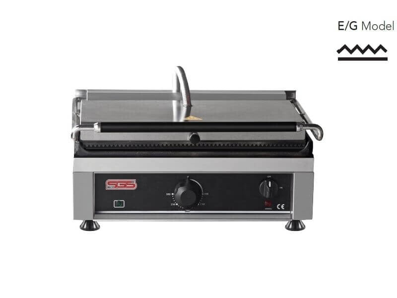 Grill panini professionnel SGS Gastro avec surface rainurée et lisse, puissance de 2,75 kW, idéal pour sandwichs chauds.