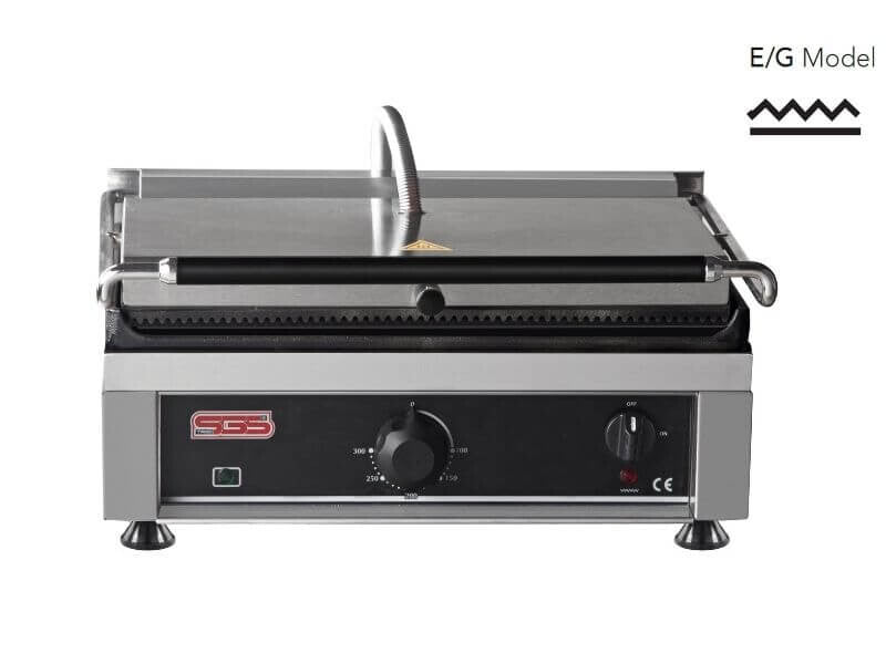 Grill panini professionnel SGS Gastro avec surface rainurée et lisse, puissance de 3 kW, idéal pour sandwichs chauds.