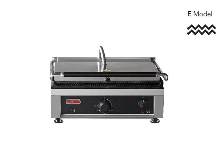 Grill panini professionnel SGS Gastro avec plaques rainurées, puissance 2,5 kW, surface de cuisson en contact chaud.