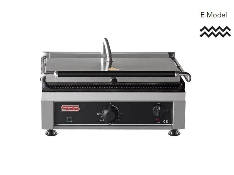 Grill panini professionnel rainuré SGS Gastro, surface grillée en haut et en bas, puissance 2,75 kW, pour sandwichs chauds.