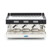 Machine à expresso Maxima avec 3 pistons, capable de produire 540 tasses par heure, vue de face.