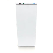 Réfrigérateur blanc Maxima de 600 L avec 4 étagères réglables, vue de l'intérieur avec espace de rangement organisé.