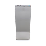 Réfrigérateur en acier inoxydable Maxima de 600 L avec 4 étagères réglables, intérieur moderne et espace de stockage spacieux.