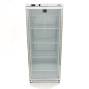 Réfrigérateur blanc Maxima de 600 L avec porte en verre transparent, intérieur spacieux visible dans l'image.