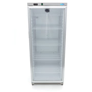 Réfrigérateur Maxima en acier inoxydable de 600 L avec porte en verre, design moderne et espace de rangement spacieux.