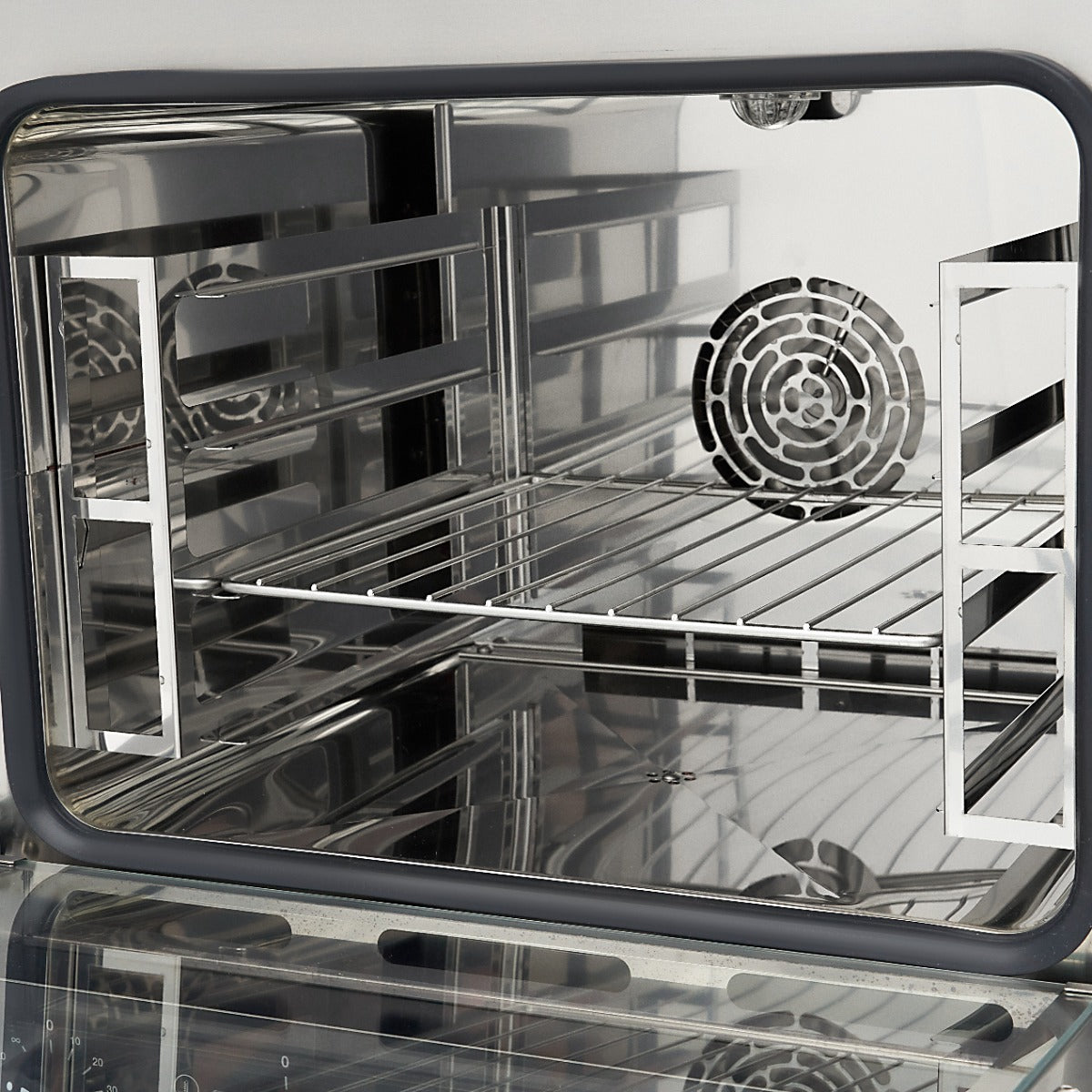 Four de boulangerie Maxima combiné pour 4 x 2/3 GN, appareil analogique avec portes en métal et commandes frontales.