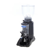 Moulin à café Maxima avec doseur, grains de café de 2 kg dans un design moderne, prêt pour moudre du café frais.