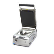 Scelleuse de plateaux Maxima, grande taille, avec différents moules pour emballage alimentaire, visible en action.