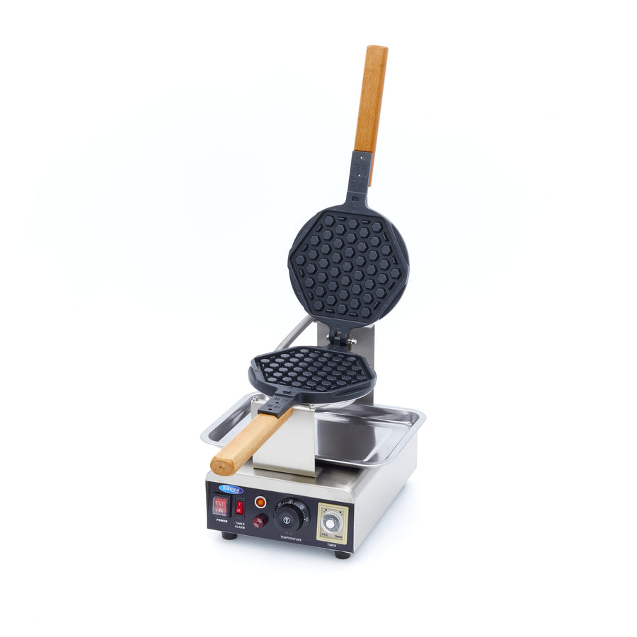 Gaufrier professionnel Maxima avec une gaufre ronde en nid d'abeille, surface en acier inoxydable, idéal pour cuisine commerciale.