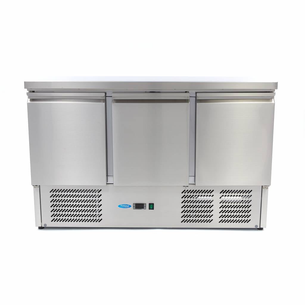 Réfrigérateur de comptoir Maxima 137 cm avec 3 portes, intérieur spacieux et étagères en verre.
