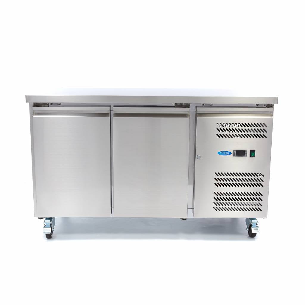Réfrigérateur de comptoir Maxima de 136 cm avec 2 portes, intérieur visible avec étagères en verre et compartiments.