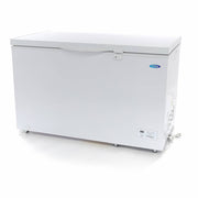 Congélateur coffre MAXIMA de 345 L sur roulettes avec panier suspendu, vue en intérieur avec porte ouverte et compartiments.