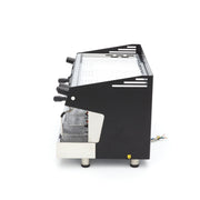 Machine à expresso Maxima avec 3 pistons, capable de préparer 540 tasses par heure, vue en gros plan.