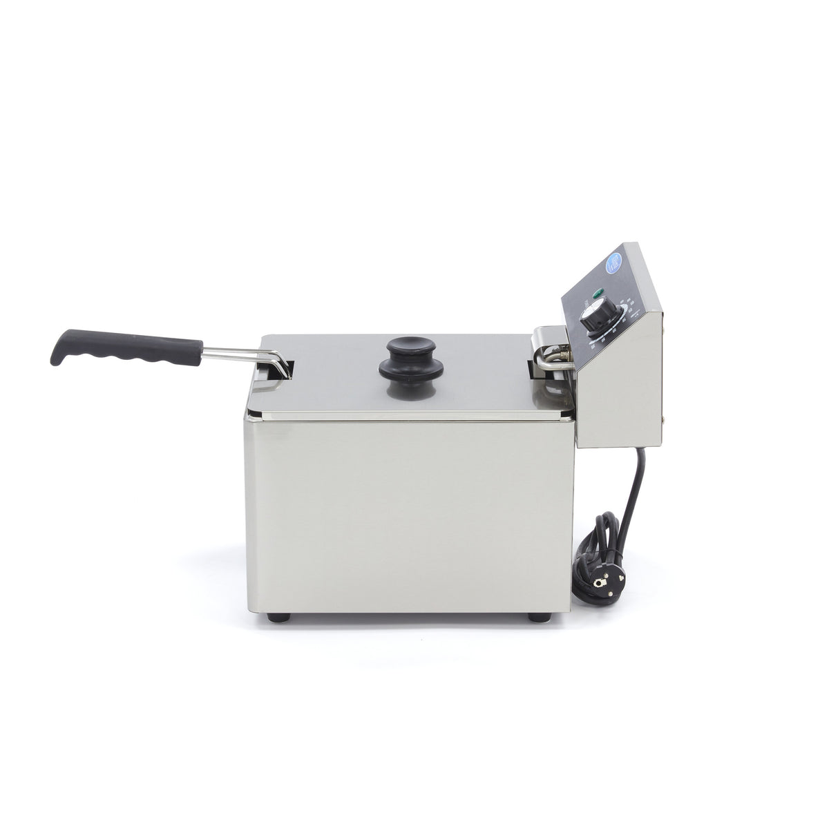 Friteuse Maxima de 8 L avec un panier, capable de cuire jusqu'à 1,4 kg de frites, vue de face avec panneau de contrôle.